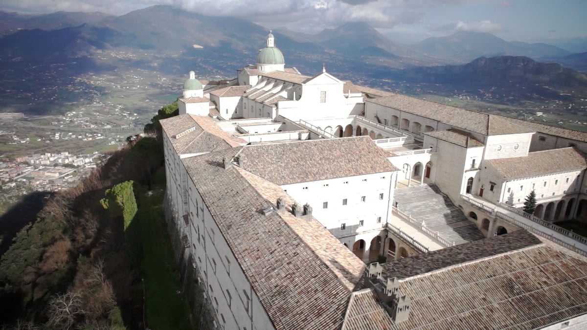 LA RIVIERA DI ULISSE E LE LUCI DI GAETA Abbazia di Montecassino veduta dallalto FULVIA TOUR