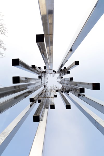 4 Virgilio Milani Libro parete (particolare), 1968, torre in acciaio inox Rovigo, Scuola media “Alessandro Casalini” 