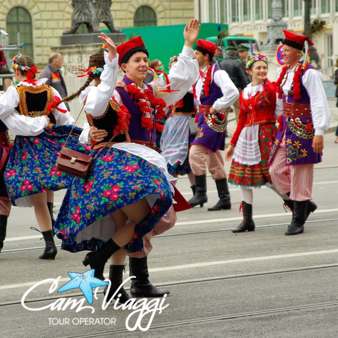 OKTOBERFEST - BALLI CON GLI ABITI TIPICI CAM VIAGGI (3)