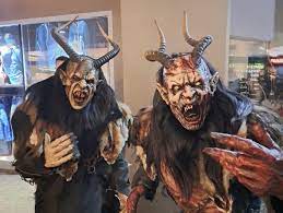krampus in sfilata a pontebba CAM VIAGGI
