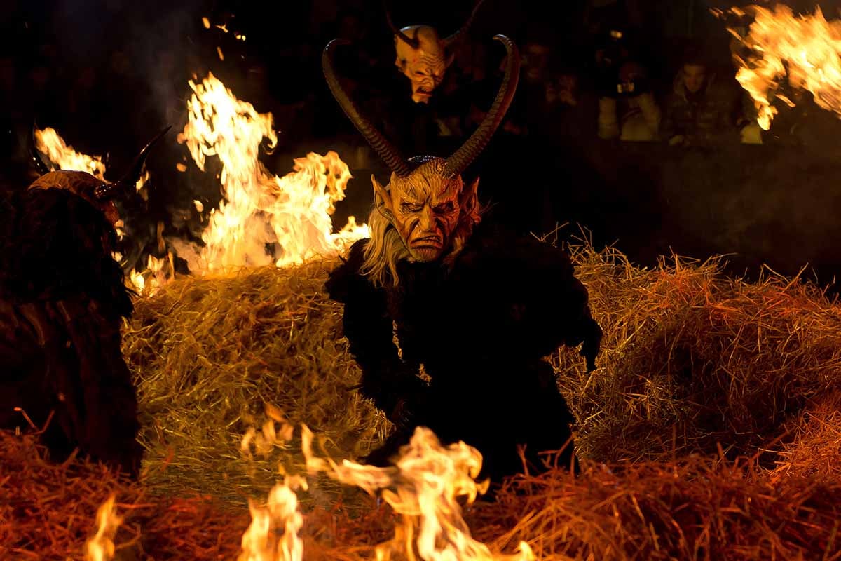 krampus le origini dei diavoli che accompagnano San Nicolò CAM VIAGGI
